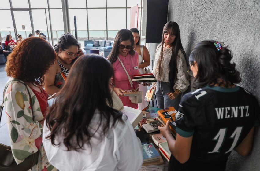  Clube de leitura feminino #LiComLeca comemora um ano com evento gratuito no Parque Apipucos Projeto da influenciadora Leca Rossiter reúne mais de mil mulheres e celebra aniversário com programação especial e exibição de “Que Horas Ela Volta?”