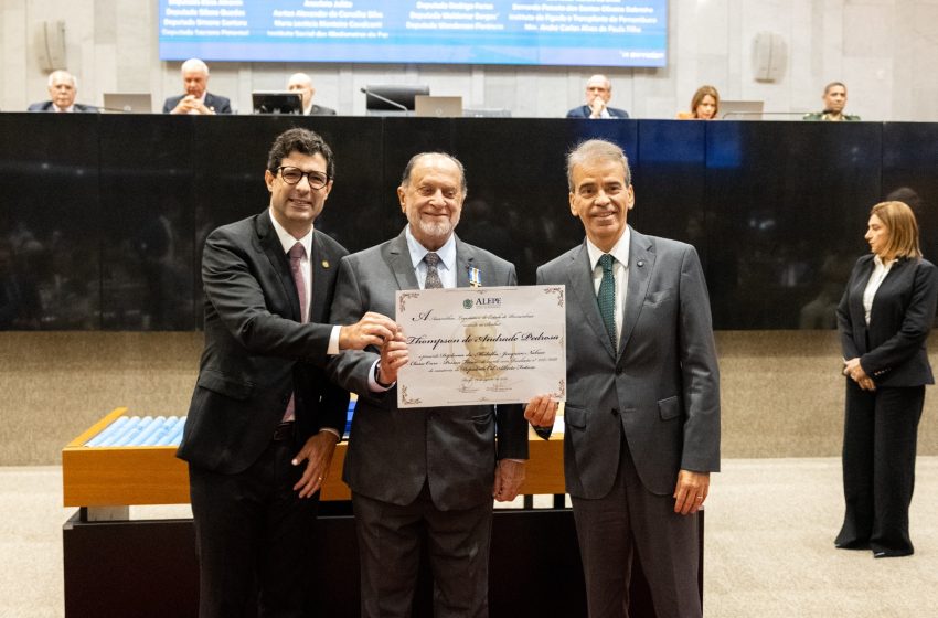  Coronel Feitosa entrega Medalha Joaquim Nabuco a Thompson Pedrosa na Alepe Homenagem reconheceu a trajetória do sociólogo, professor, advogado, psicólogo e escritor, agraciado com a maior comenda da Assembleia Legislativa de Pernambuco