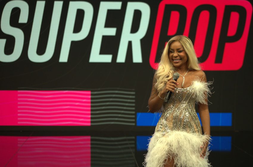  Cariúcha e Bruno Tálamo se beijam apaixonadamente durante as gravações do “SuperPop”; confira!