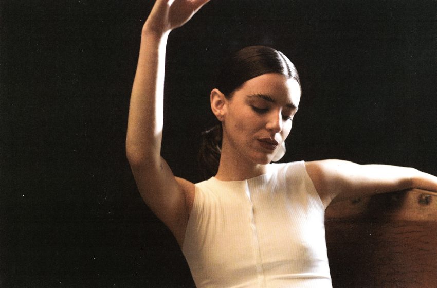  Nina Maia apresenta show de “INTEIRA” pela primeira vez em Olinda Cantora e compositora mineira radicada em São Paulo se apresenta neste sábado (19), no Alma Arte Café, com banda completa e repertório do álbum de estreia