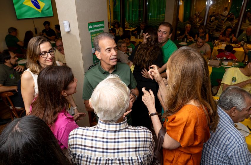  Coronel Feitosa reúne amigos e familiares em encontro no Recife Evento realizado em pizzaria nas Graças reuniu colegas de diferentes fases da trajetória do deputado estadual, além de familiares e aliados