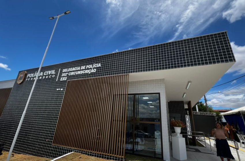  Nova Delegacia de Exu é entregue com investimento de R$ 1,36 milhão em Pernambuco Unidade é a primeira de 25 novas delegacias em construção no Estado e conta com Sala Lilás, brinquedoteca e estrutura acessível